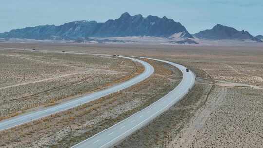 航拍沙漠公路