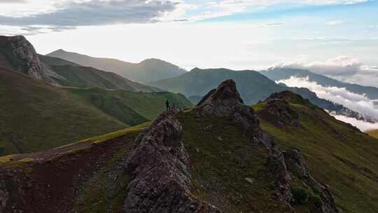 夕阳下山顶上一个男人背影