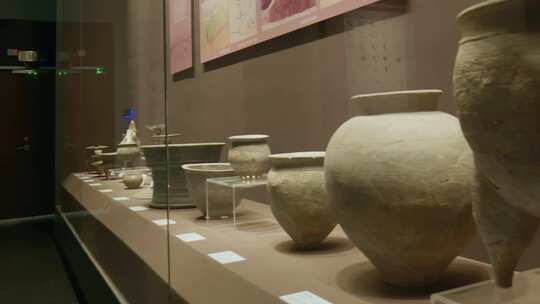 博物馆内展示的龙山时期多种古代陶器