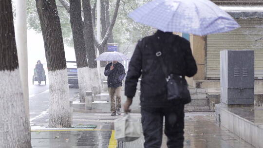 下雪路上的行人老年人视频素材模板下载