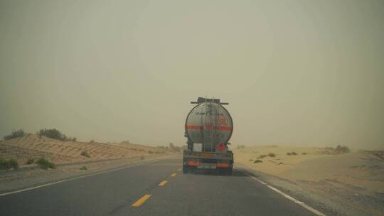 沙漠公路油罐车行驶车外视角行车记录仪视角