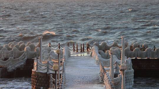 山东威海金海湾栈桥冬天冰封景观海浪