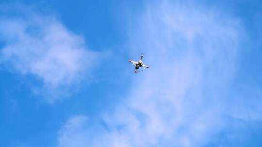 蓝天下的无人机，无人机拍摄桥梁航拍视频