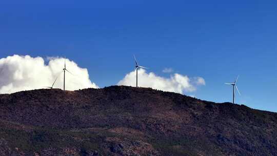 高山上的风力发电运转视频素材模板下载