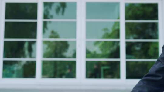 房产交易完成给出钥匙