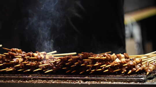 烤串师傅正在烤制大量羊肉串