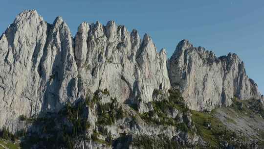 高崖架空的山