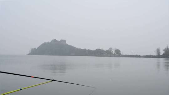 晚秋早晨湖面雾气与钓鱼人水墨画倒影