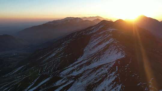 青海拉脊山雪山日照金山航拍4K视频