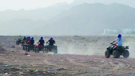 Safari一群山景沙滩车