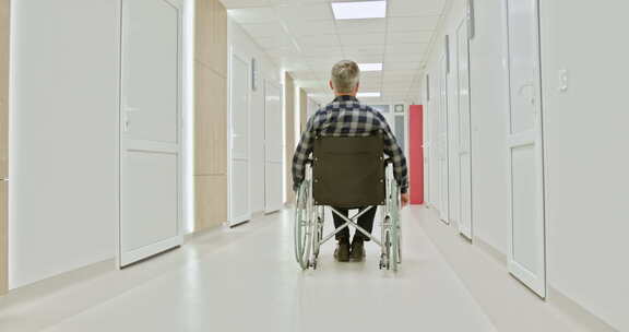 医院走廊坐轮椅的中年男子