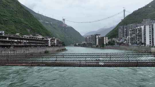 四川甘孜泸定县横跨在大渡河上的泸定桥近景