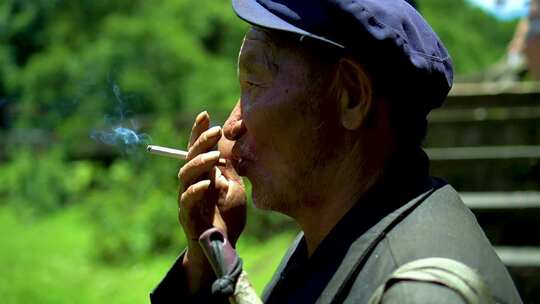 大山里吸烟的老人混剪人文情绪视频
