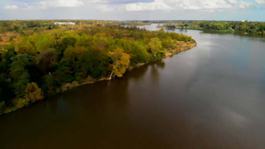 莫米河畔奥杜邦自然保护区的慢动作天桥。视频素材模板下载