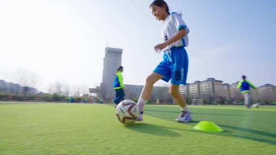 少年足球训练 踢足球视频素材模板下载
