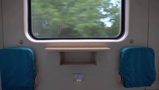 透过火车卧铺旁走道上的车窗看窗外风景视频素材模板下载