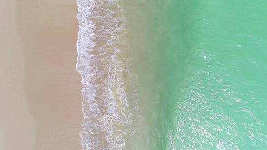 俯拍海浪沙滩大海航拍海滩唯美海边海水浪潮