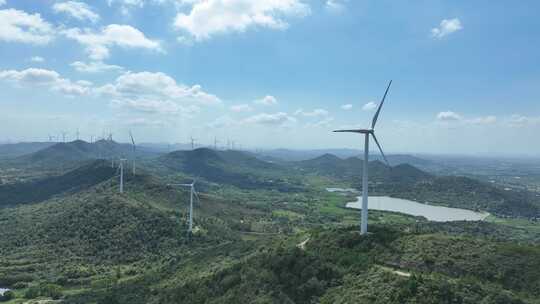 山林间的风力发电机组风景