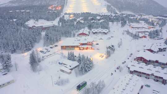 无人机空中倾斜，芬兰列维，道路滑雪村有公