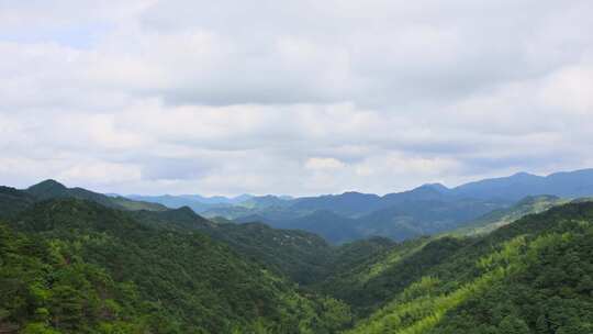 延时航拍山地，阳光斑影下的群山