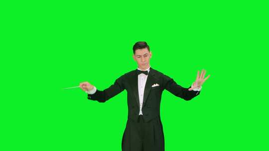 身穿西装的管弦乐团团长用指挥棒与音乐家同