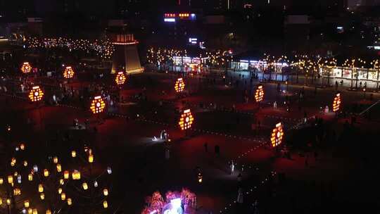 广场夜景灯笼装饰人群聚集