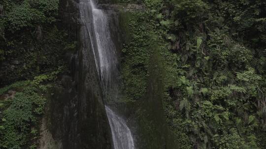 山间溪流瀑布峡谷丛林自然户外水流航拍