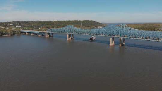 无人机拍摄到伊利诺伊州皮奥里亚的麦克克鲁吉奇桥。一艘划艇缓慢地经过这座桥