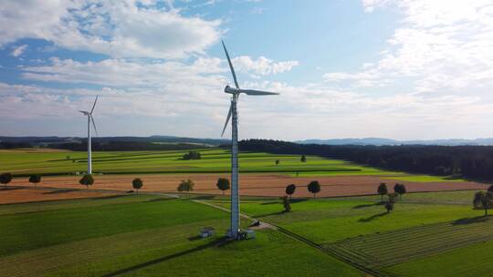 农田间的风力发电设备