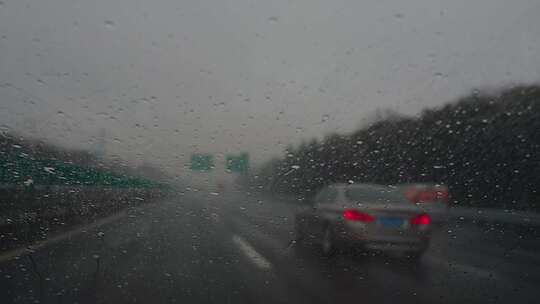 高速路 下雨
