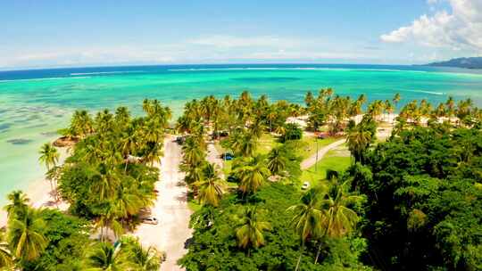 航拍海边白色沙滩绿树林海天一线马尔代夫