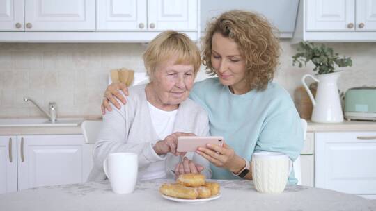 孙女和祖母在用智能手机视频素材模板下载
