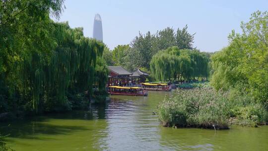 山东济南大明湖公园景区湖面景色与游船游客