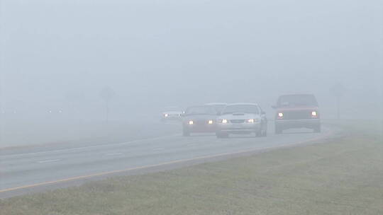 汽车在雾中沿公路行驶视频素材模板下载