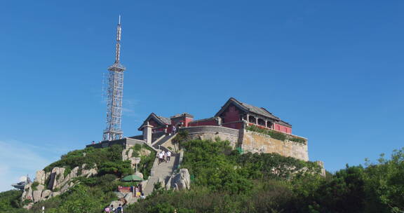 泰山山顶游客观看日出太阳升起