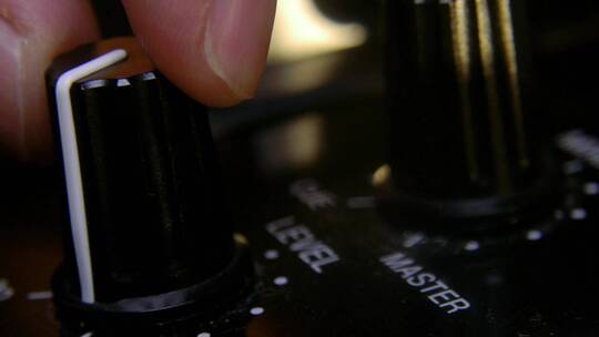 触摸DJ调音台的旋钮视频素材模板下载