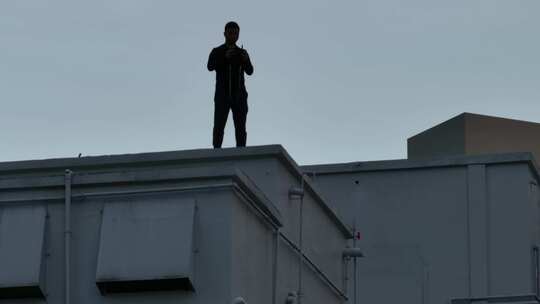 香港铜锣湾站在楼顶男子航拍