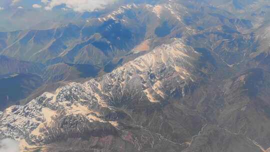 飞机窗外的岷山山脉雪山风光