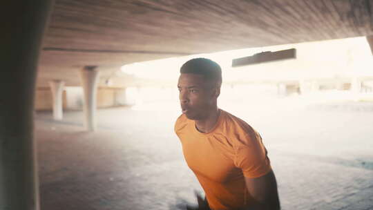黑人，白天在城市健身和跑步进行有氧运动、