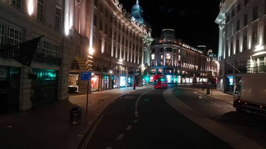 寂静夜晚的伦敦街道