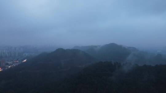 雨雾中的东莞黄旗山