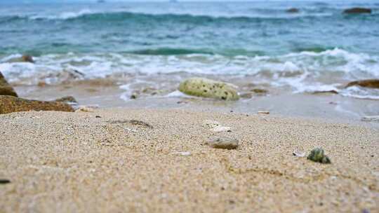 大海海浪浪花冲刷沙滩视频素材模板下载