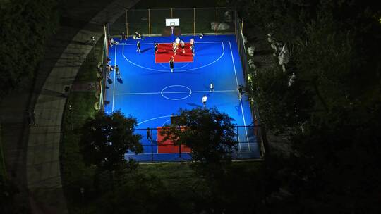 夜晚篮球场打篮球