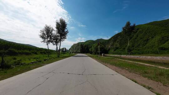 开车视角行驶在公路上  沿途风景