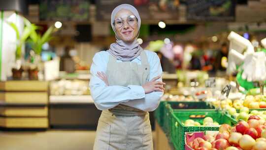 蔬菜区超市里戴着头巾的穆斯林妇女的肖像，视频素材模板下载