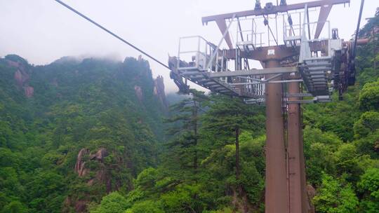 缆车上观赏黄山风景