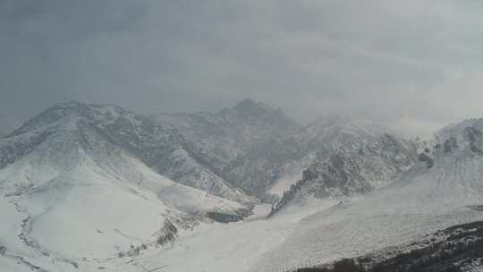 青海互助龙王山雪山云雾航拍视频