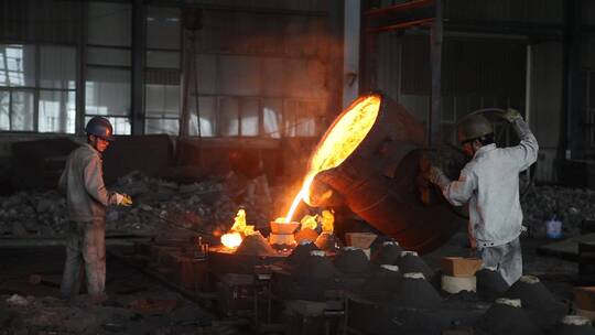 火焰铸件厂车间内工人高温铁水炉子浇铸造