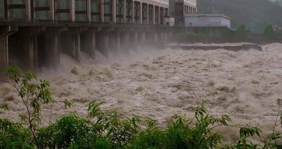 夏天洪水经过大坝水库泄洪波涛汹涌