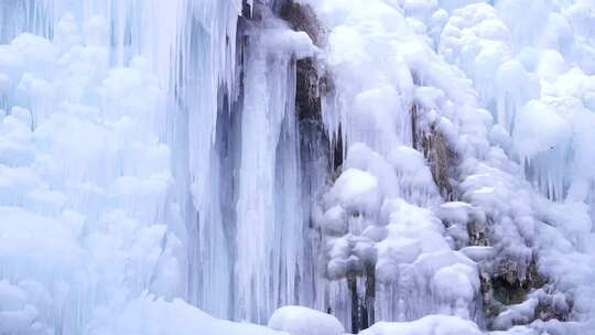 山间冰瀑与平静湖水景观